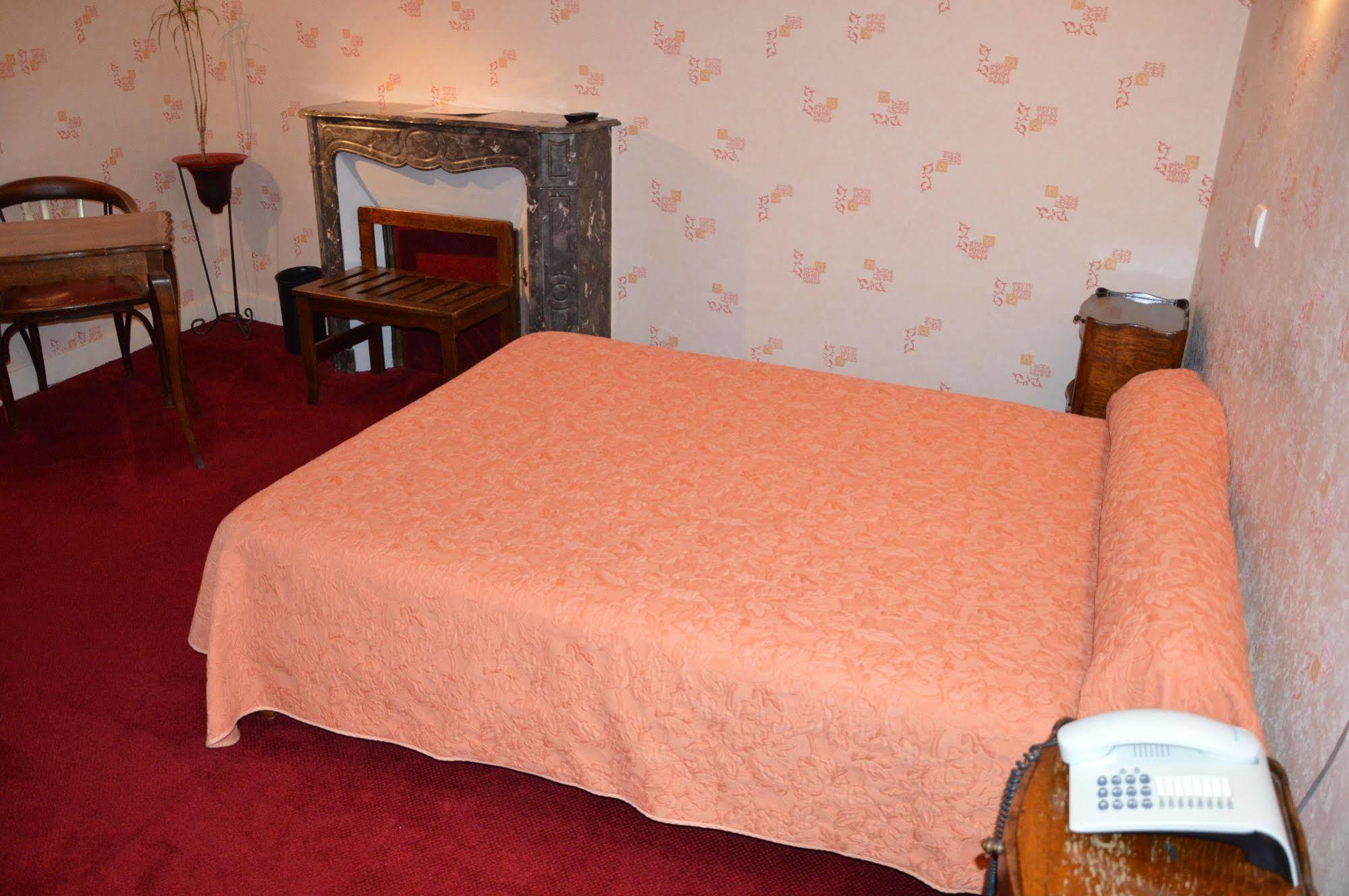 Hotel Au Chapon Fin Poitiers Esterno foto
