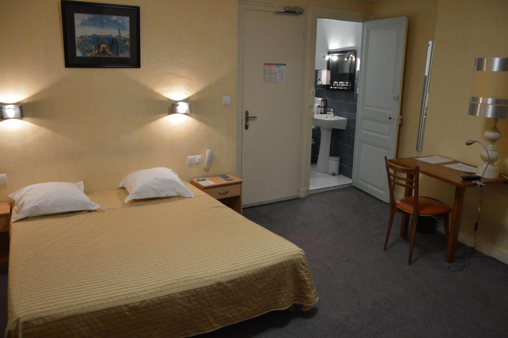 Hotel Au Chapon Fin Poitiers Esterno foto